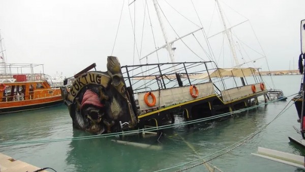 Mersin’de Şiddetli Yağış ve Fırtına Alarmı! Gezi Teknesini Batırdı
